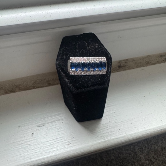 GLAMOUR ENGAGEMENT RING SIZE 10 - Picture 4 of 7